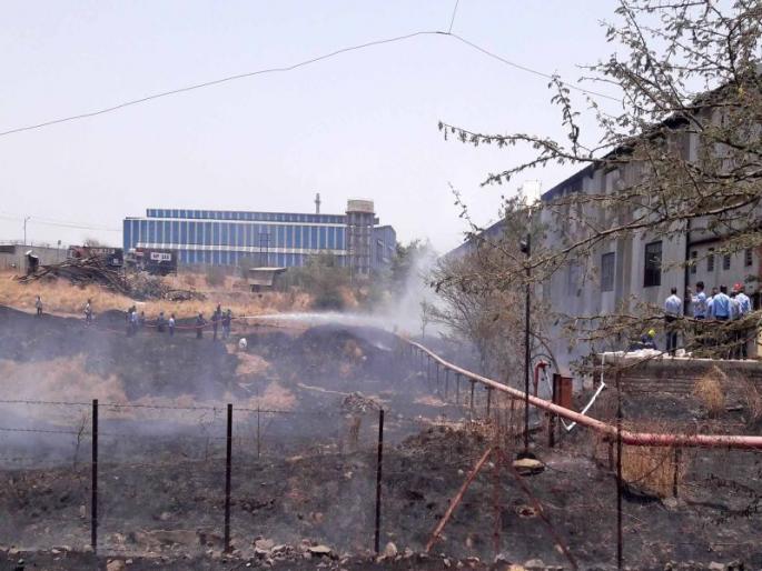 Fire in the Hindustan Petroleum Corp. | हिंदूस्थान पेट्रोलियम कारखान्यालगत लागलेली आग आटोक्यात Fire in the Hindustan Petroleum Corp. | हिंदूस्थान पेट्रोलियम कारखान्यालगत लागलेली आग आटोक्यात