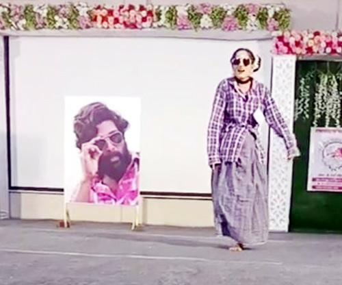 The women of Solapur trembled at Pushpa's song; Find out exactly why | पुष्पाच्या गाण्यावर थिरकल्या सोलापुरातील महिला; जाणून घ्या काय होतं नेमकं कारण The women of Solapur trembled at Pushpa's song; Find out exactly why | पुष्पाच्या गाण्यावर थिरकल्या सोलापुरातील महिला; जाणून घ्या काय होतं नेमकं कारण