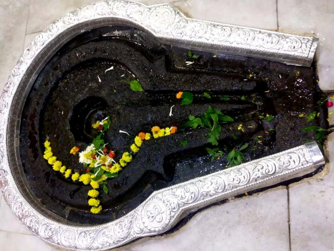 Trimbakaraja received a silver plaque from the Desarda family | देसरडा कुटुंबीयांकडून त्र्यंबकराजाला चांदीची पाळ Trimbakaraja received a silver plaque from the Desarda family | देसरडा कुटुंबीयांकडून त्र्यंबकराजाला चांदीची पाळ