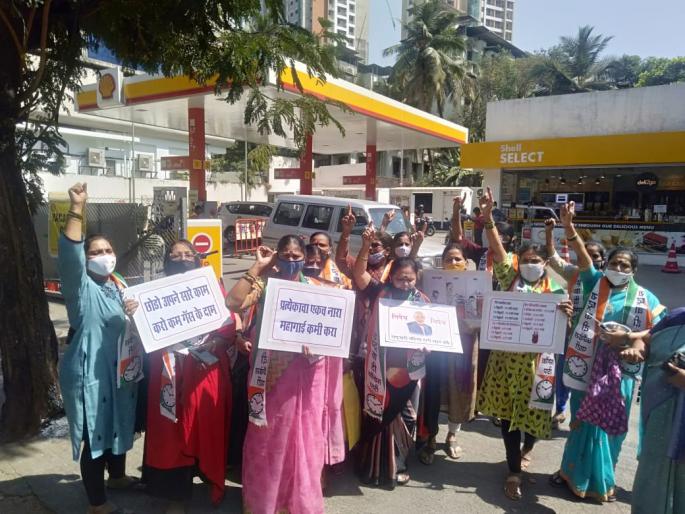 Nationalist Women's Congress protests in Thane against fuel price hike | इंधन दरवाढीच्या विरोधात राष्ट्रवादी महिला काँग्रेसची ठाण्यात निदर्शने Nationalist Women's Congress protests in Thane against fuel price hike | इंधन दरवाढीच्या विरोधात राष्ट्रवादी महिला काँग्रेसची ठाण्यात निदर्शने