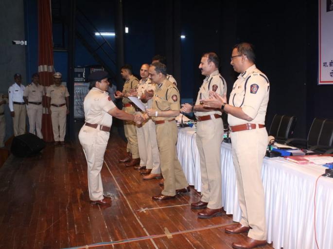 The best investigations of crime: 112 police officers felicitate in Thane | गुन्हयांचा उत्कृष्ठ तपास: दोष सिद्धीसाठी कामगिरी बजावणाऱ्या ११२ पोलिसांचा ठाण्यात सत्कार The best investigations of crime: 112 police officers felicitate in Thane | गुन्हयांचा उत्कृष्ठ तपास: दोष सिद्धीसाठी कामगिरी बजावणाऱ्या ११२ पोलिसांचा ठाण्यात सत्कार
