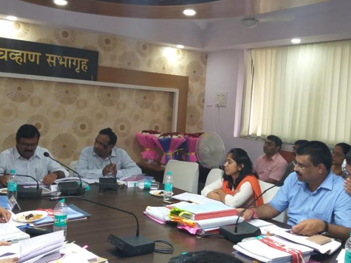 Work for unity instead of telling reasons, Commissioner of Thane District Scroll down the officials | कारणे सांगण्यापेक्षा एकजुटीने काम करा, आयुक्तांची ठाणे जि.प. अधिकाऱ्यांना तंबी  Work for unity instead of telling reasons, Commissioner of Thane District Scroll down the officials | कारणे सांगण्यापेक्षा एकजुटीने काम करा, आयुक्तांची ठाणे जि.प. अधिकाऱ्यांना तंबी