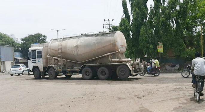 Despite the loss of both lives, heavy traffic continues through Solapur city | धोकादायक; दोघांचे बळी जाऊनही सोलापूर शहरातून जडवाहतूक सर्रास सुरुच