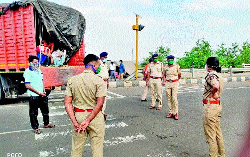 Open communication of villagers in rural areas | ग्रामीण भागात ग्रामस्थांचा मुक्त संचार