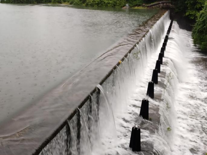 Tulsi Lake began to overflow | तुळसी तलाव भरुन वाहू लागला Tulsi Lake began to overflow | तुळसी तलाव भरुन वाहू लागला