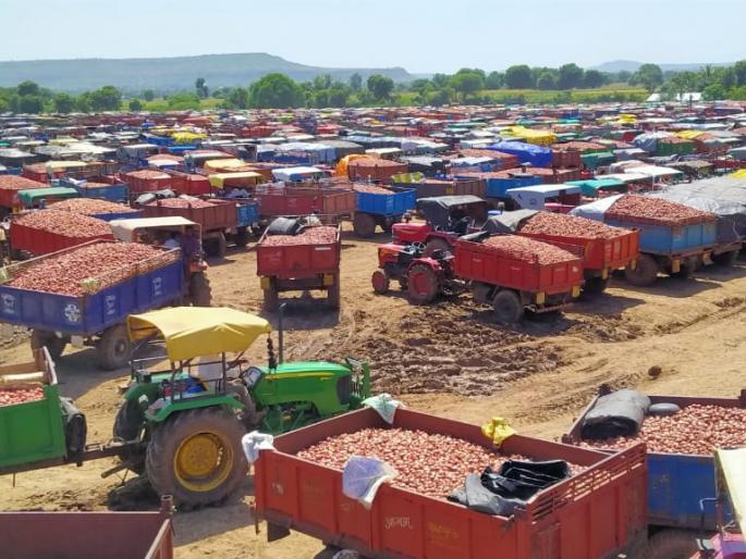 Onion inflow increased in Umrana | उमराणेत कांदा आवक वाढली Onion inflow increased in Umrana | उमराणेत कांदा आवक वाढली