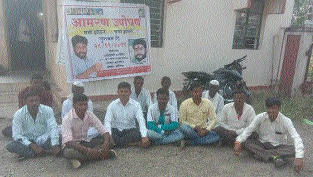 Fasting in front of the Convention Office at Zodje | झोडगे येथे महावितरण कार्यालयासमोर उपोषण Fasting in front of the Convention Office at Zodje | झोडगे येथे महावितरण कार्यालयासमोर उपोषण