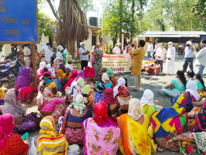 Women's march at Wadiwarhe police station | वाडीवऱ्हे पोलीस स्टेशनवर महिलांचा मोर्चा Women's march at Wadiwarhe police station | वाडीवऱ्हे पोलीस स्टेशनवर महिलांचा मोर्चा