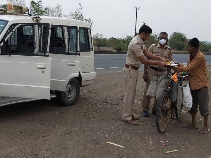 Khaki uniforms showcase service! | खाकी वर्दीने घडविले सेवाभावाचे दर्शन ! Khaki uniforms showcase service! | खाकी वर्दीने घडविले सेवाभावाचे दर्शन !