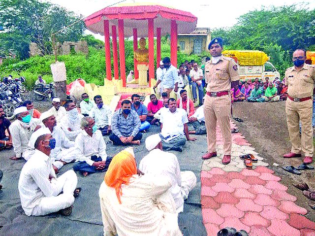 Sit-in movement of villagers | ग्रामस्थांचे ठिय्या आंदोलन Sit-in movement of villagers | ग्रामस्थांचे ठिय्या आंदोलन