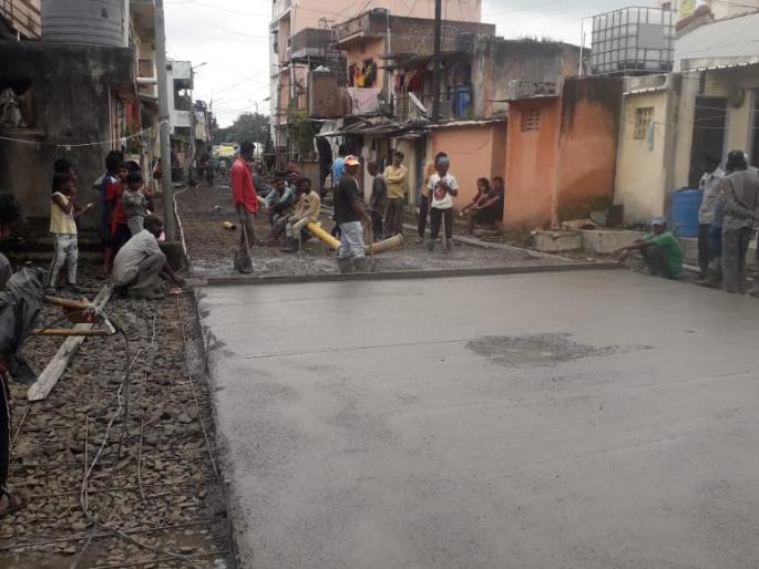 Finally speed up concreting of roads | अखेर रस्त्यांच्या कॉँक्रीटीकरणाला वेग Finally speed up concreting of roads | अखेर रस्त्यांच्या कॉँक्रीटीकरणाला वेग
