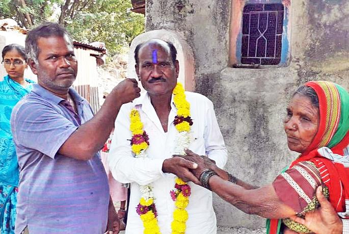 After winning the trust of the villagers, he became the chitboy of the sugar factory | ग्रामस्थांचा विश्वास जिंकून साखर कारखान्याचा चिटबॉय बनला सरपंच After winning the trust of the villagers, he became the chitboy of the sugar factory | ग्रामस्थांचा विश्वास जिंकून साखर कारखान्याचा चिटबॉय बनला सरपंच