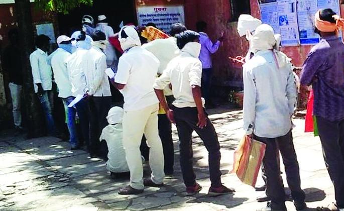 Farmers rush for crop loan at Risod! | रिसोड येथे पीक कर्जासाठी शेतकऱ्यांची धांदल ! Farmers rush for crop loan at Risod! | रिसोड येथे पीक कर्जासाठी शेतकऱ्यांची धांदल !