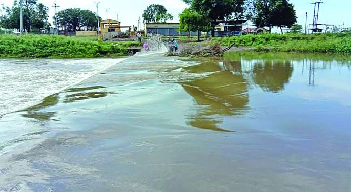 Sonal project 'over flow'; Flooding the river | सोनल प्रकल्प ‘ओव्हर फ्लो’; नदीला पूर Sonal project 'over flow'; Flooding the river | सोनल प्रकल्प ‘ओव्हर फ्लो’; नदीला पूर