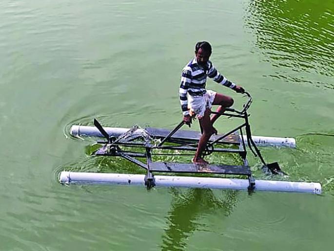 Farmer made a bicycle boat from wreckage! | भंगार साहित्यातून शेतकऱ्याने बनविली सायकल बोट !