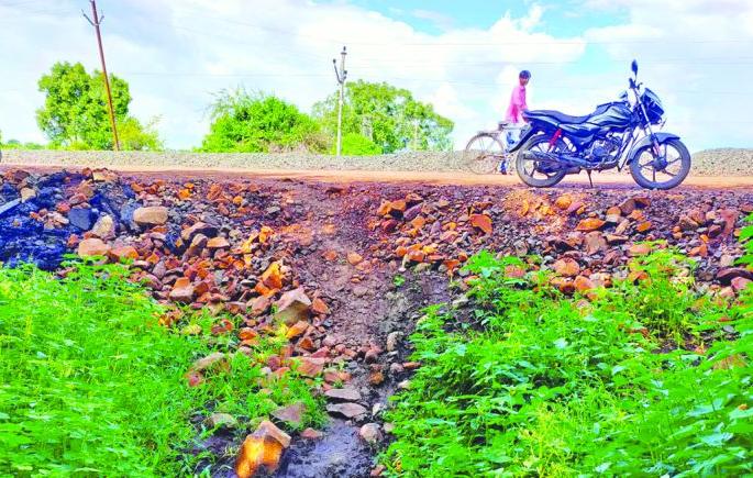 Increased difficulties for farmers due to National Highway work! | राष्ट्रीय महामार्गाच्या कामामुळे शेतकऱ्यांच्या अडचणीत वाढ ! Increased difficulties for farmers due to National Highway work! | राष्ट्रीय महामार्गाच्या कामामुळे शेतकऱ्यांच्या अडचणीत वाढ !