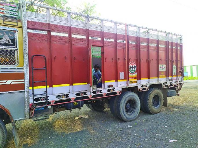 Passenger transport hidden by cargo; Essential commodities transportation in problem | मालवाहू वाहनांतून छुपी प्रवासी वाहतूक; जिवनावश्यक वस्तू वाहतूक अडचणीत Passenger transport hidden by cargo; Essential commodities transportation in problem | मालवाहू वाहनांतून छुपी प्रवासी वाहतूक; जिवनावश्यक वस्तू वाहतूक अडचणीत
