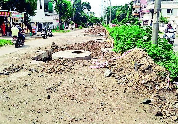 Government work was done on the lives of the citizens | शासकीय कामे उठली नागरिकांच्या जीवावर