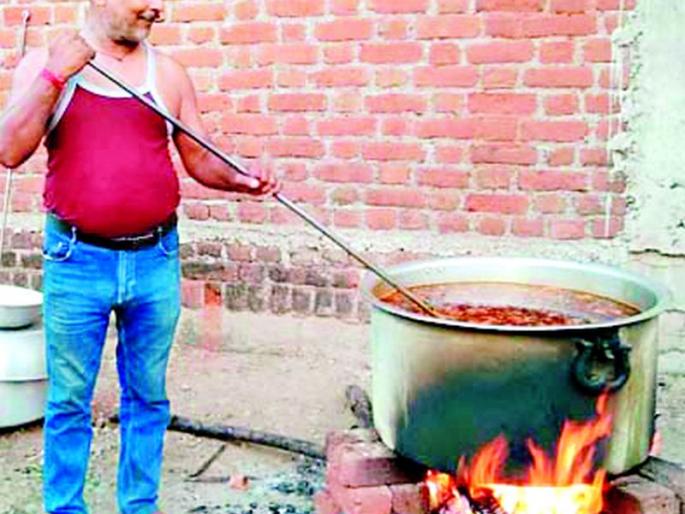 Corona's eclipse began as a chef | आचारी व्यवसायाला लागले कोरोनाचे ग्रहण Corona's eclipse began as a chef | आचारी व्यवसायाला लागले कोरोनाचे ग्रहण