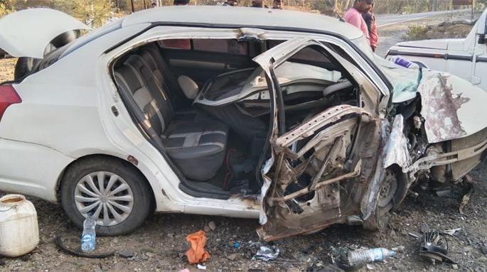 The car went out of control and the rope of life of the three was broken | कार अनियंत्रित झाली अन् तिघांच्या आयुष्याची दोरी तुटली