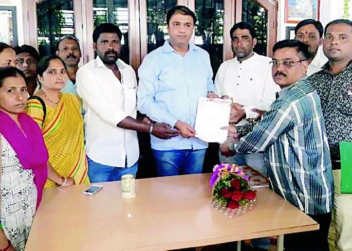 Solve the questions of contract workers in the Social Welfare Department | समाजकल्याण विभागातील कंत्राटी कामगारांचे प्रश्न सोडवा Solve the questions of contract workers in the Social Welfare Department | समाजकल्याण विभागातील कंत्राटी कामगारांचे प्रश्न सोडवा