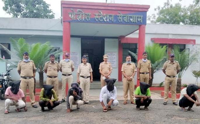 Six accused in Wardha gang-rape case remanded in police custody for five days | वर्ध्यात विवाहितेवर सामुहिक अत्याचारप्रकरणी सहा आरोपींना पाच दिवसांची पोलीस कोठडी