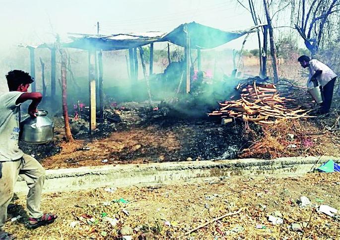 Wadgaon fire; Stack | वडगावात आग; गोठ्याची राखरांगोळी