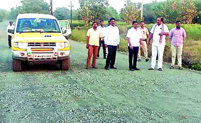 Stop the work done by using sand mixed sand on the road | रस्ता कामात माती मिश्रित रेती वापरल्याने केले काम बंद