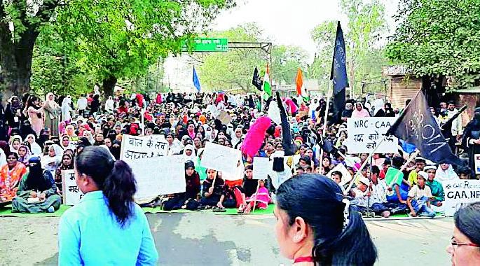 Hundreds of women on the streets against the citizenship law | नागरिकता कायद्याविरोधात शेकडो महिला रस्त्यावर