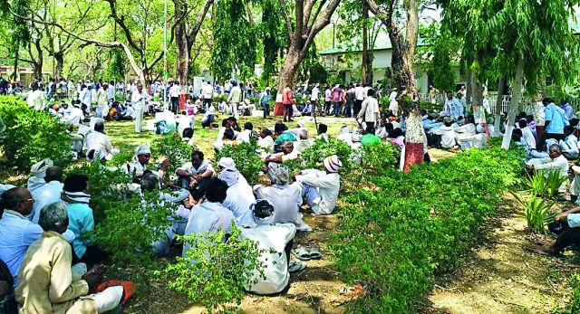 14 people in the villages fall on the forest department | १४ गावांतील नागरिकांची वनविभागावर धडक 14 people in the villages fall on the forest department | १४ गावांतील नागरिकांची वनविभागावर धडक