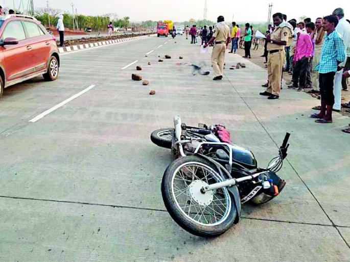 Two trucks killed two trucks | ट्रक दुचाकीच्या दोन अपघातात दोघे ठार