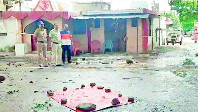 On the day of Lakshmipuja, the murder in Burad | लक्ष्मीपूजनाच्या दिवशी बुरड मोहल्ल्यात खुनीथरार On the day of Lakshmipuja, the murder in Burad | लक्ष्मीपूजनाच्या दिवशी बुरड मोहल्ल्यात खुनीथरार