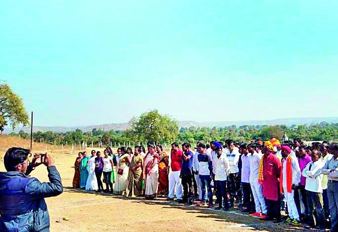 First flag hoisting in 1930's Jungle Satyagraha land, 87 years | १९३० च्या जंगल सत्याग्रह भूमीवर ८७ वर्षांनी प्रथमच ध्वजारोहण First flag hoisting in 1930's Jungle Satyagraha land, 87 years | १९३० च्या जंगल सत्याग्रह भूमीवर ८७ वर्षांनी प्रथमच ध्वजारोहण