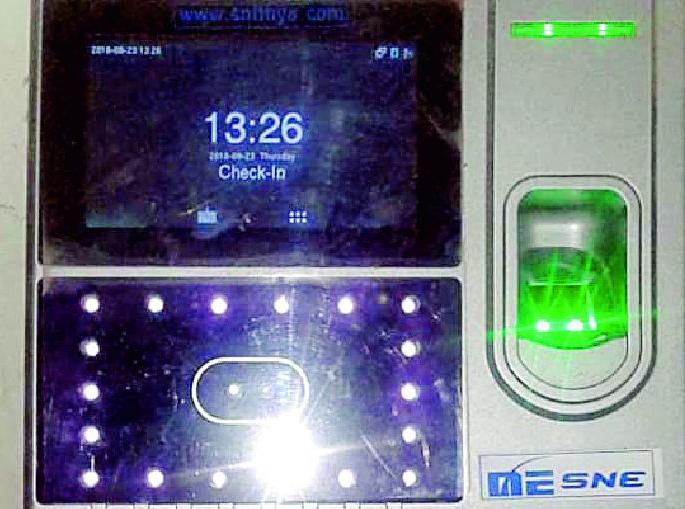 Junior College will have a biometric attendance | कनिष्ठ महाविद्यालयांचा बायोमेट्रिक हजेरीला ठेंगा Junior College will have a biometric attendance | कनिष्ठ महाविद्यालयांचा बायोमेट्रिक हजेरीला ठेंगा