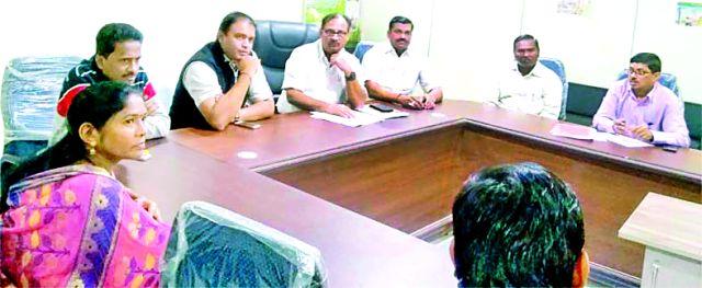 Solar farm connection should be given to farmers immediately | शेतकऱ्यांना तातडीने सौर कृषिपंप जोडणी द्यावी Solar farm connection should be given to farmers immediately | शेतकऱ्यांना तातडीने सौर कृषिपंप जोडणी द्यावी