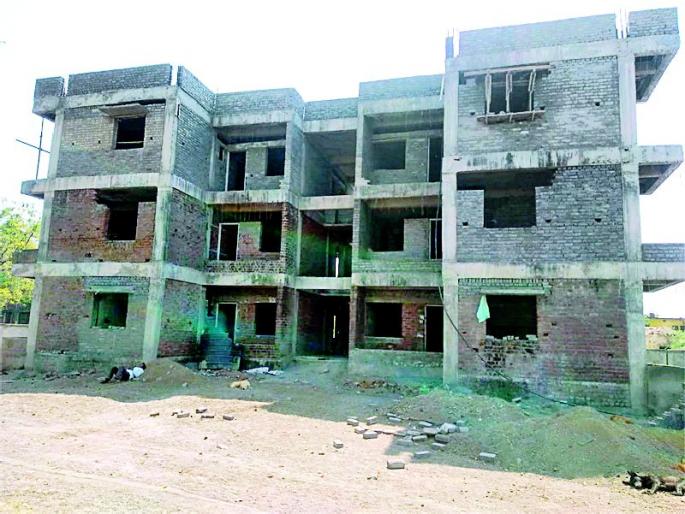 Building on the construction of the building | मुदत संपूनही इमारत बांधकाम सुरुच Building on the construction of the building | मुदत संपूनही इमारत बांधकाम सुरुच