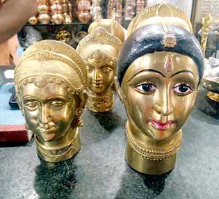 Due to the GST on the arrival of Mahalaxmi, inflation is going down | महालक्ष्मीच्या आगमनावर जीएसटीमुळे महागाईचे सावट Due to the GST on the arrival of Mahalaxmi, inflation is going down | महालक्ष्मीच्या आगमनावर जीएसटीमुळे महागाईचे सावट