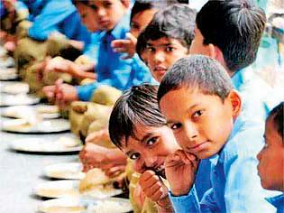 How to make anganwadi nutritional food at the cost of chocolate? | चॉकलेटच्या किमतीत अंगणवाडी पोषण आहार कसा देणार ? How to make anganwadi nutritional food at the cost of chocolate? | चॉकलेटच्या किमतीत अंगणवाडी पोषण आहार कसा देणार ?