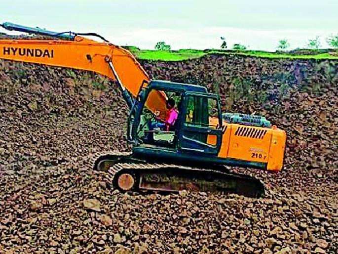 Illegal mining from the government land | शासकीय जमिनीतून अवैध खनन Illegal mining from the government land | शासकीय जमिनीतून अवैध खनन