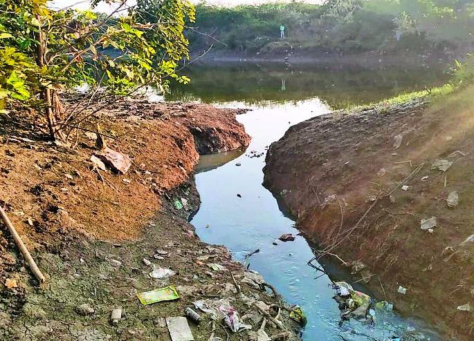 The dirty water in the colonies is in the river Nirguda | वसाहतीतील घाण पाणी निर्गुडा नदीत The dirty water in the colonies is in the river Nirguda | वसाहतीतील घाण पाणी निर्गुडा नदीत