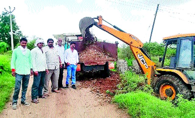 Road work is being done in Yeola taluka through public participation | येवला तालुक्यात होतेय लोकसहभागातून रस्ता काम Road work is being done in Yeola taluka through public participation | येवला तालुक्यात होतेय लोकसहभागातून रस्ता काम