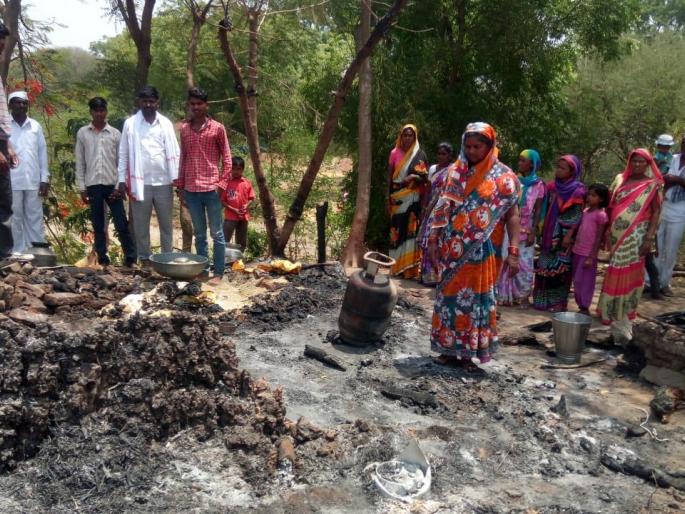 Navaragavi fire burns the world | नेवरगावी आगीत संसार भस्मसात Navaragavi fire burns the world | नेवरगावी आगीत संसार भस्मसात