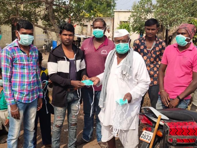 Distribution of masks, sanitizers to Kotamgaon | कोटमगावला मास्क, सॅनिटायझरचे वाटप Distribution of masks, sanitizers to Kotamgaon | कोटमगावला मास्क, सॅनिटायझरचे वाटप