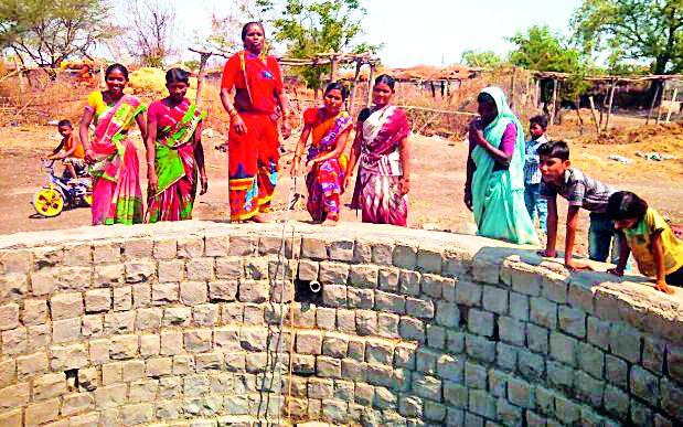 Overcoming the scarcity of water from the people of the people | सोनदाभीत लोकसहभागातून पाणीटंचाईवर मात Overcoming the scarcity of water from the people of the people | सोनदाभीत लोकसहभागातून पाणीटंचाईवर मात