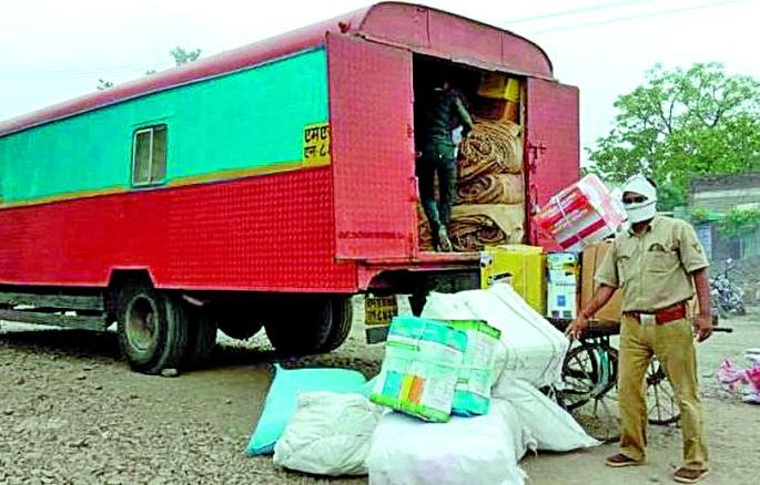 ST goods of ‘Rapam’ due to freight; Driver fights | मालवाहतुकीमुळे ‘रापम’ची एसटी मालामाल; चालकांची मारामार ST goods of ‘Rapam’ due to freight; Driver fights | मालवाहतुकीमुळे ‘रापम’ची एसटी मालामाल; चालकांची मारामार