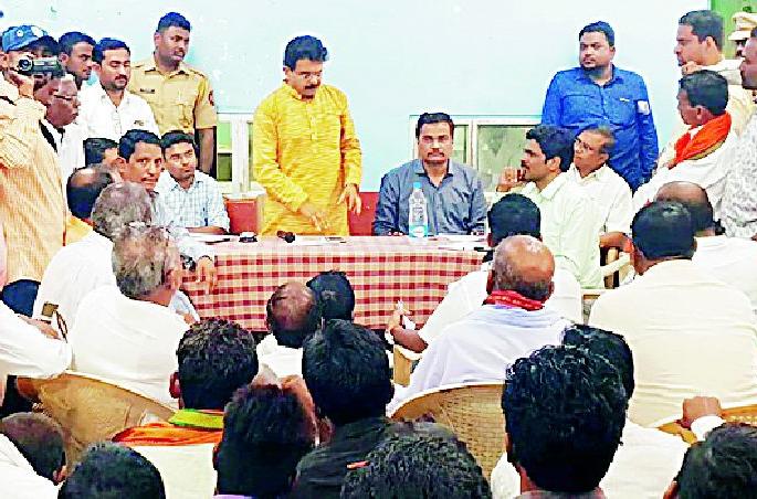 Bank rejects loan to policemen in Umarkhed Bank | कर्ज नाकारणाऱ्या उमरखेडच्या बँकेची खासदारांपुढे पोलखोल Bank rejects loan to policemen in Umarkhed Bank | कर्ज नाकारणाऱ्या उमरखेडच्या बँकेची खासदारांपुढे पोलखोल