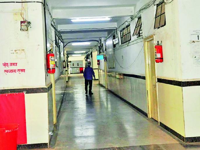 Government offices became places of rest | शासकीय कार्यालये बनली विश्रांतीची ठिकाणे Government offices became places of rest | शासकीय कार्यालये बनली विश्रांतीची ठिकाणे