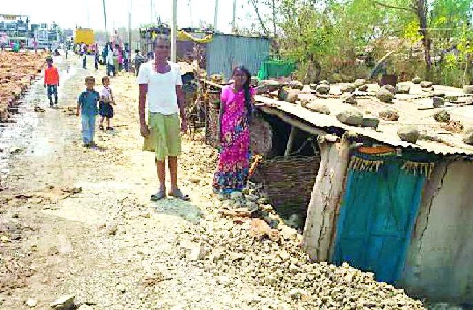 Poor homeless in road four-quarters | रस्ता चौपदरीकरणात गरीब बेघर Poor homeless in road four-quarters | रस्ता चौपदरीकरणात गरीब बेघर