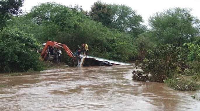In Yavatmal district, the bus that collapsed in the nala was pulled out with the help of a crane; Death of four | यवतमाळ जिल्ह्यात नाल्यात कोसळलेली बस क्रेनच्या सहाय्याने काढली बाहेर; चौघांचा मृत्यू