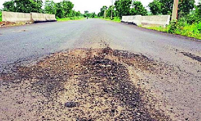 The national highway was demolished before the work could be completed | काम होण्यापूर्वीच उखडला राष्ट्रीय महामार्ग The national highway was demolished before the work could be completed | काम होण्यापूर्वीच उखडला राष्ट्रीय महामार्ग